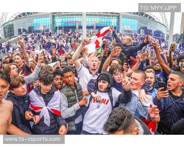 马卡：球迷观赛途中发生冲突引发堵车，意外帮助警官抓住毒贩